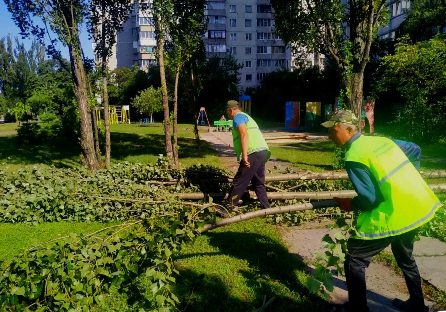 Парковая зона тоже пострадала. Фото: Киевзеленстрой/Facebook