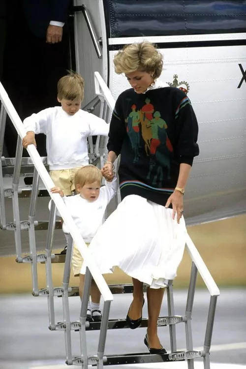 Принцесса Диана с сыновьями в аэропорту Абердина, 1986