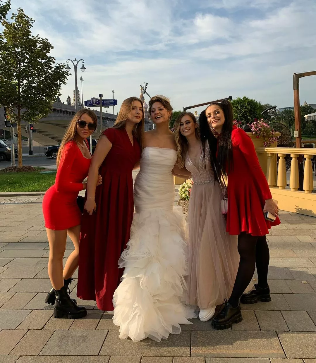 Моргенштерн в платье на свадьбе фото