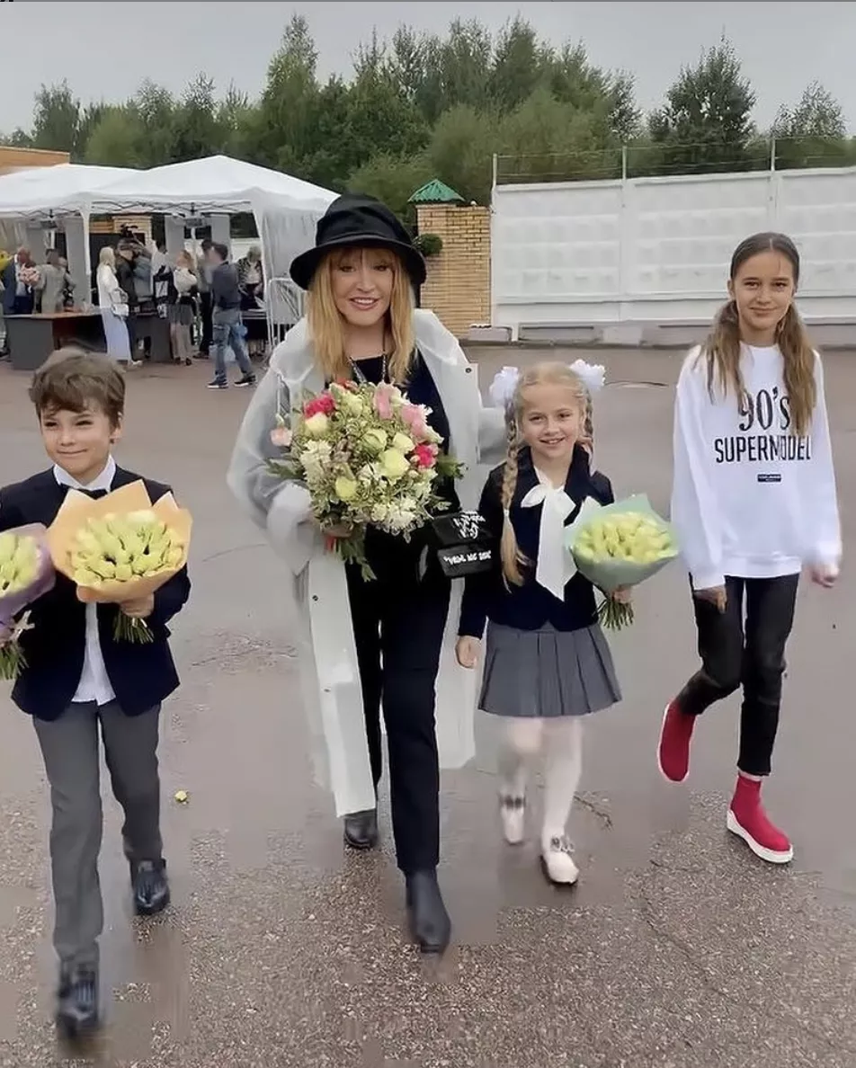 Алла Пугачева с детьми и внучкой