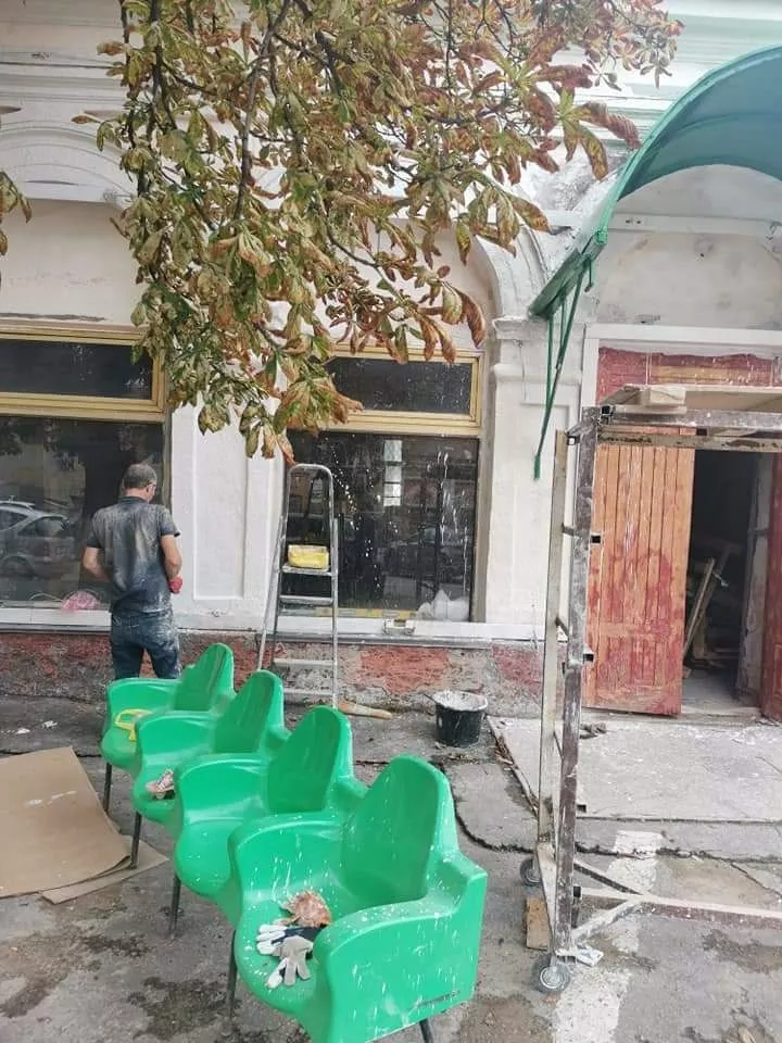 Рабочие вынесли мебель на улицу. Фото: Sacha Tab/Facebook