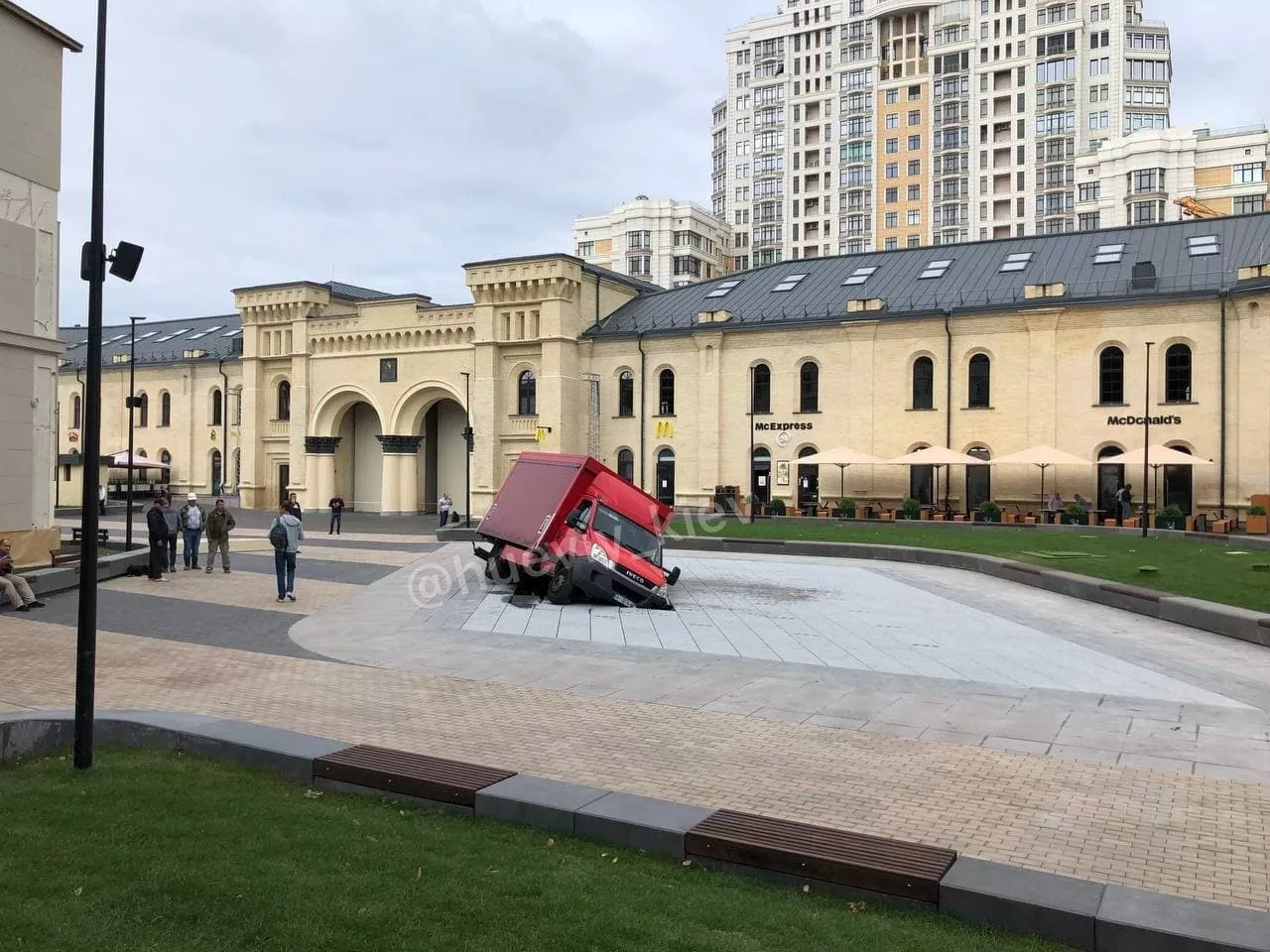 Красный грузовик лег практически набок. Фото: ХК/Telegram