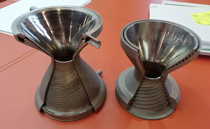 Зліва – сопло ракетного двигуна, надрукованого на промисловому 3D-принтері Firefly в дизайн-бюро в Дніпрі. Праворуч – сопло, виготовлене традиційним способом. Фото: Firefly Aerospace