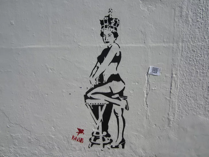 Стрит-арт Елизаветы II в Лондоне