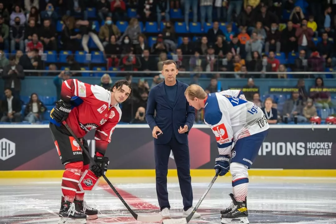 Андрей Шевченко сделал символическое вбрасывание шайбы в матче хоккейной Лиги чемпионов