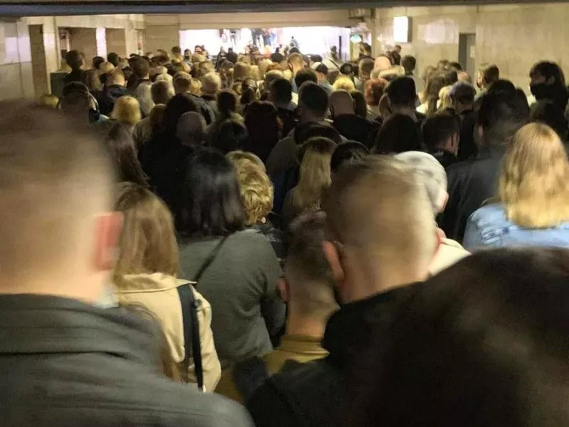 Натовп біля входу в метро. Фото: Газета Дарницькі Вісті/Facebook
