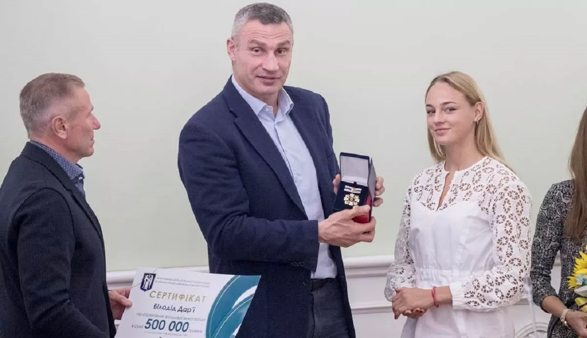 Віталій Кличко вручає нагороду Дар'ї Білодід