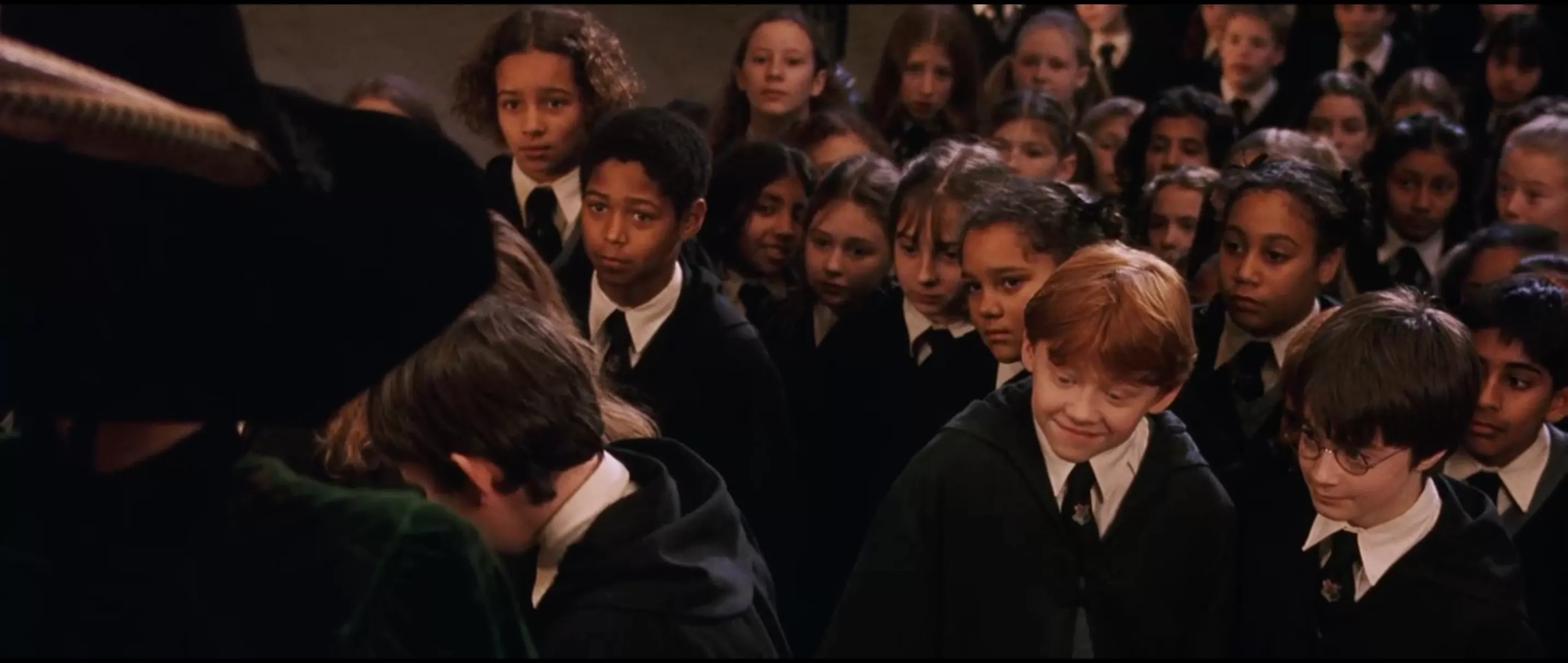Сцена из первой части поттерианы, где профессор Макгонагалл встречает учеников Хогвартса