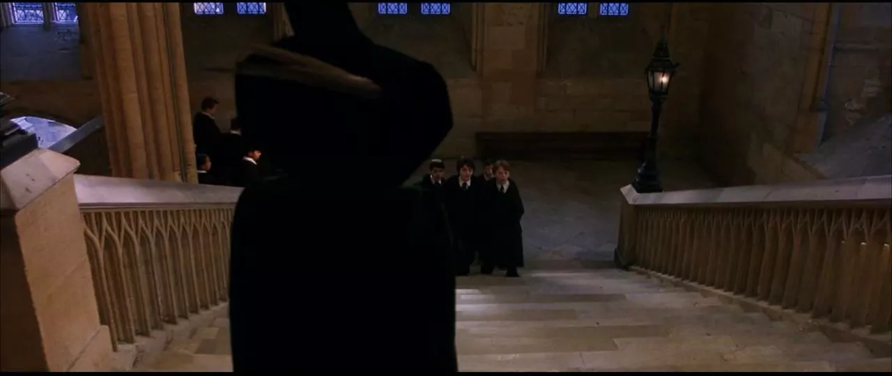 Сцена из первой части поттерианы, где профессор Макгонагалл встречает учеников Хогвартса