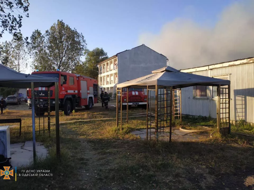 Во время пожара были задействованы 4 единицы пожарной техники и 18 спасателей