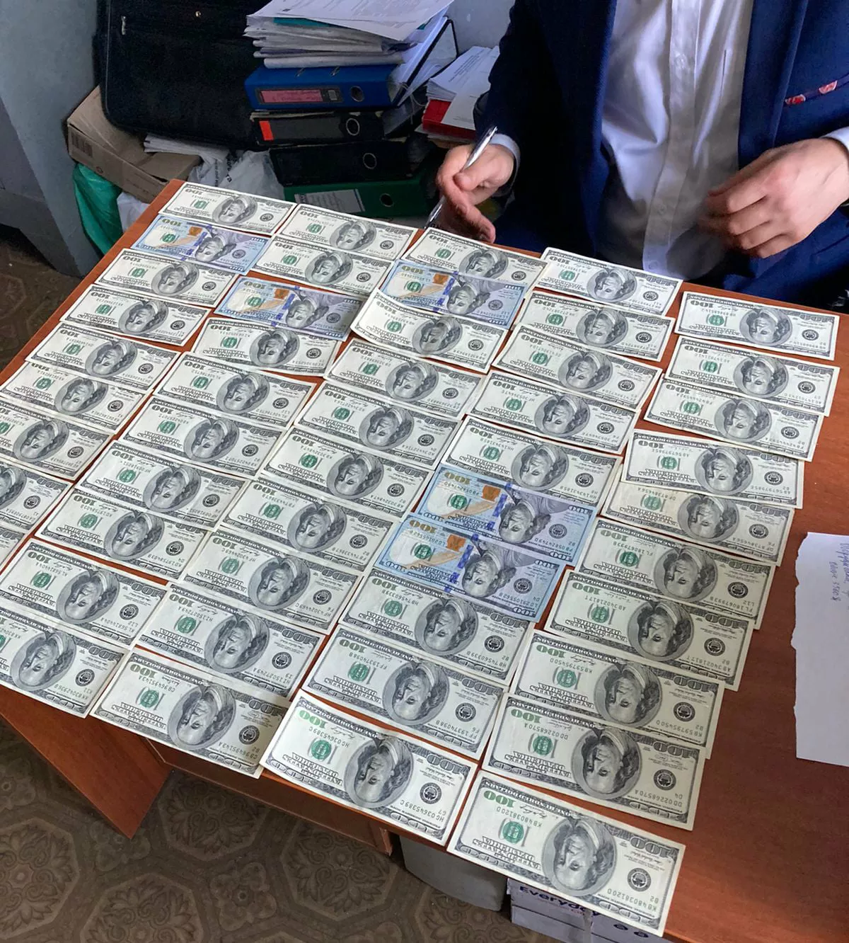 В кабинетах чиновников Киева лежат сотни тысяч долларов / Фото Киевской городской прокуратуры