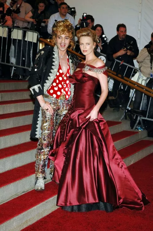 Джон Гальяно и Шарлиз Терон в Dior Haute Couture, 2006