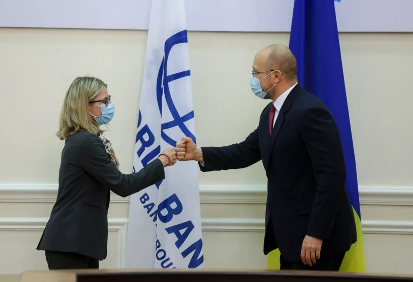 На церемонії був присутній прем'єр-міністр України Денис Шмигаль (на фото праворуч) і віцепрезидент Світового банку у справах регіону Європи та Центральної Азії Анна Б’єрде (на фото зліва)