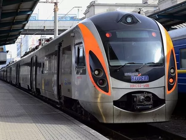 Південнокорейські поїзда продовжують "літати" по нашим залізницям