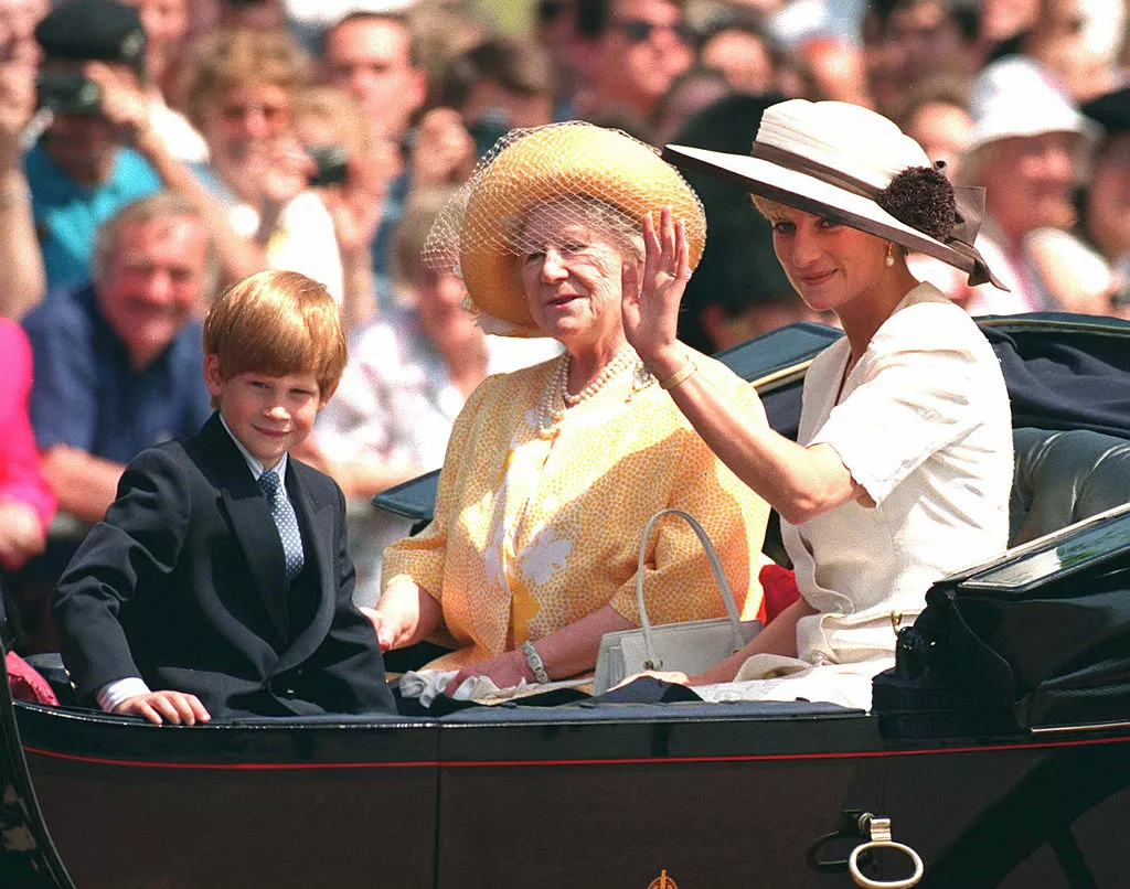 8-летний принц Гарри, Королева Елизавета (королева-мать), принцесса Диана в 1992 году