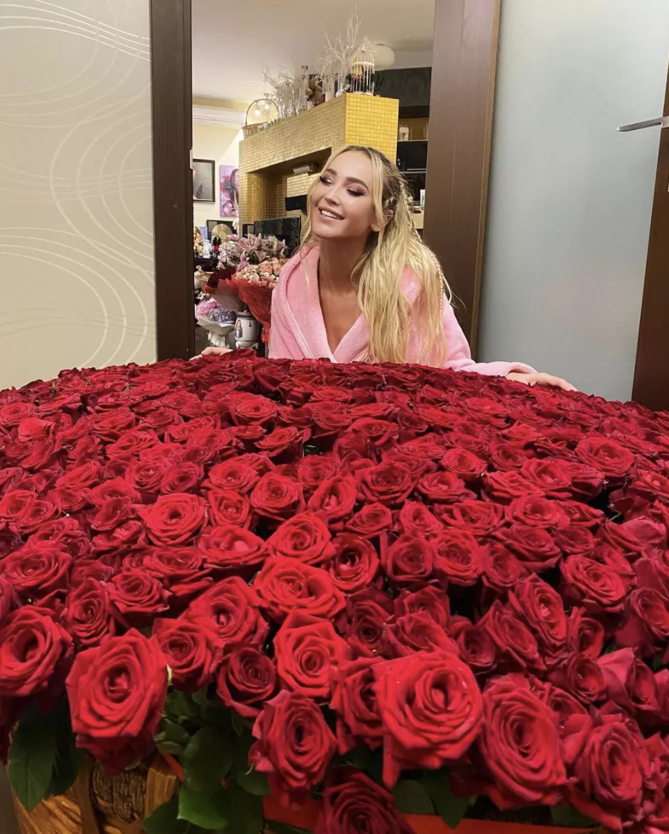 Ольга Бузова похвасталась букетом роз от тайного поклонника