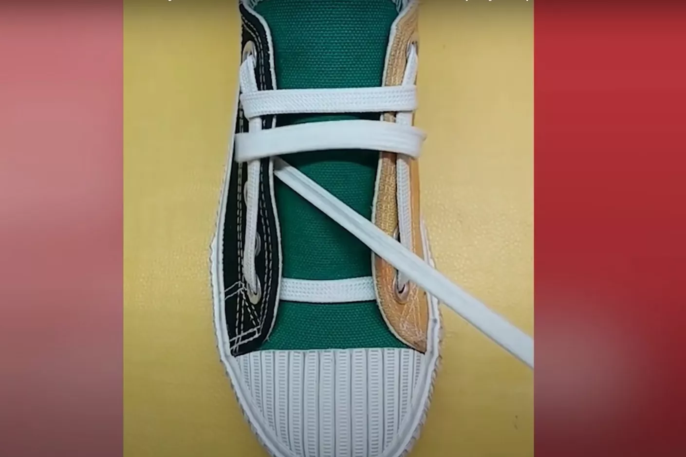 Как завязать шнурки. Фото: скриншот из YouTube/Crafts DIY