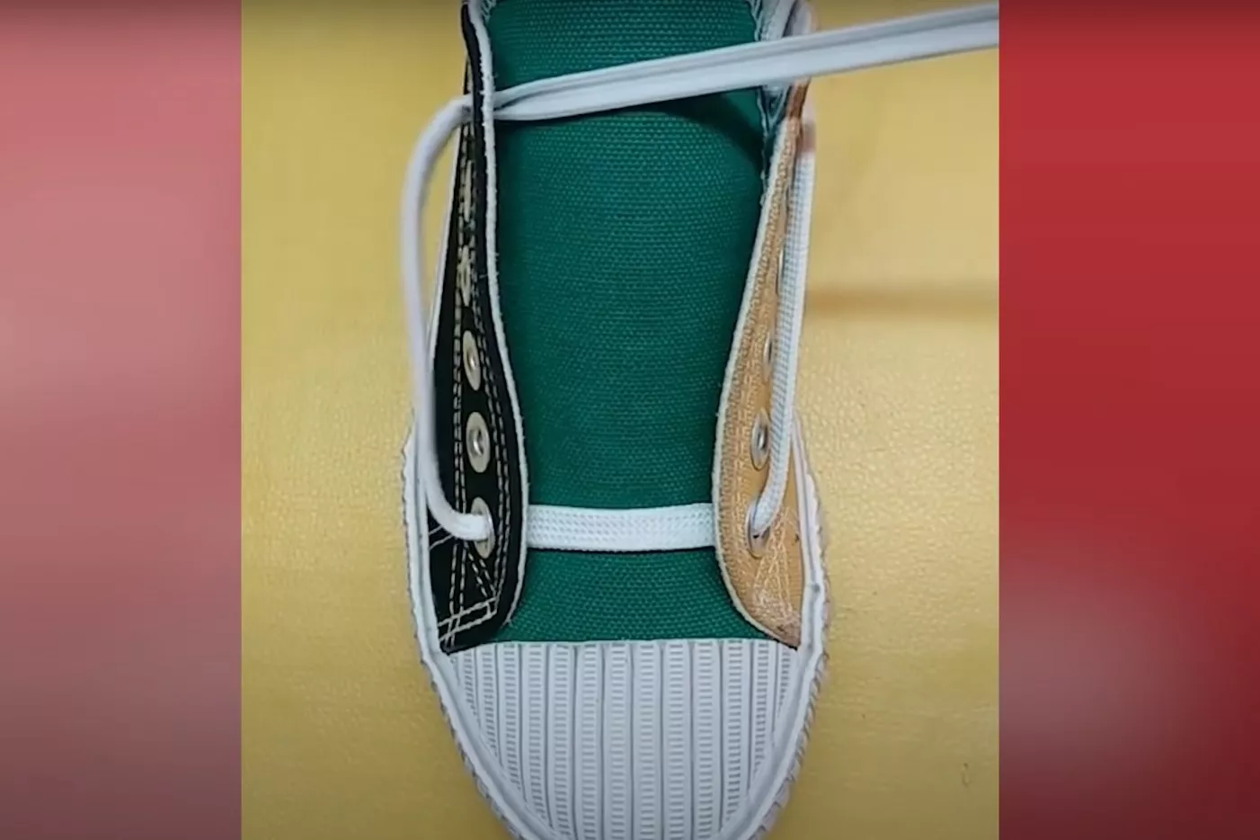 Как завязать шнурки. Фото: скриншот из YouTube/Crafts DIY