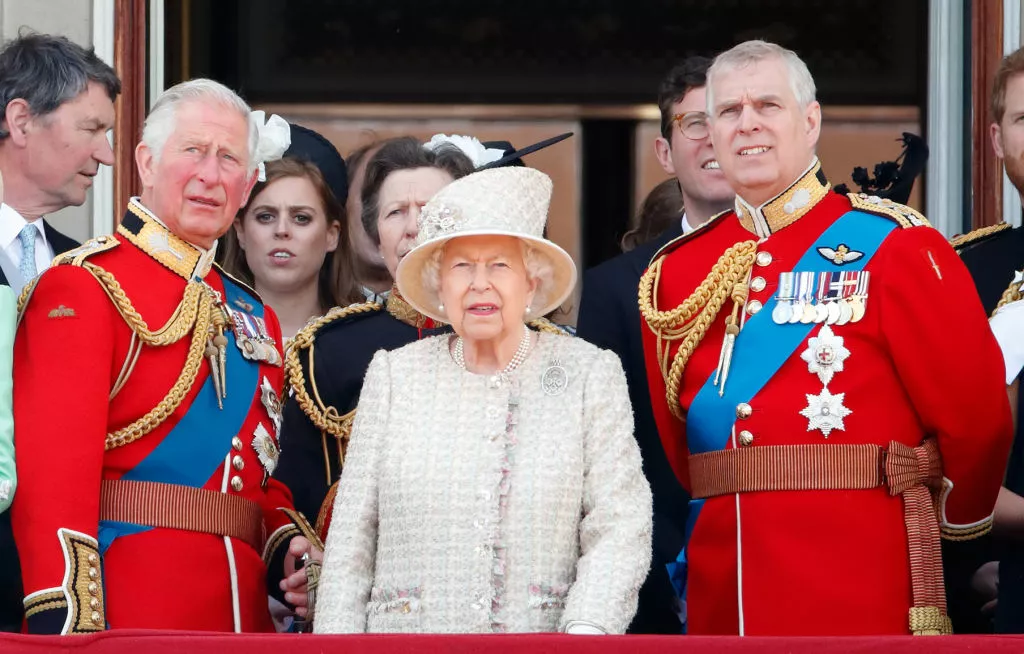 Принц Чарльз, принц Эндрю и Елизавета II