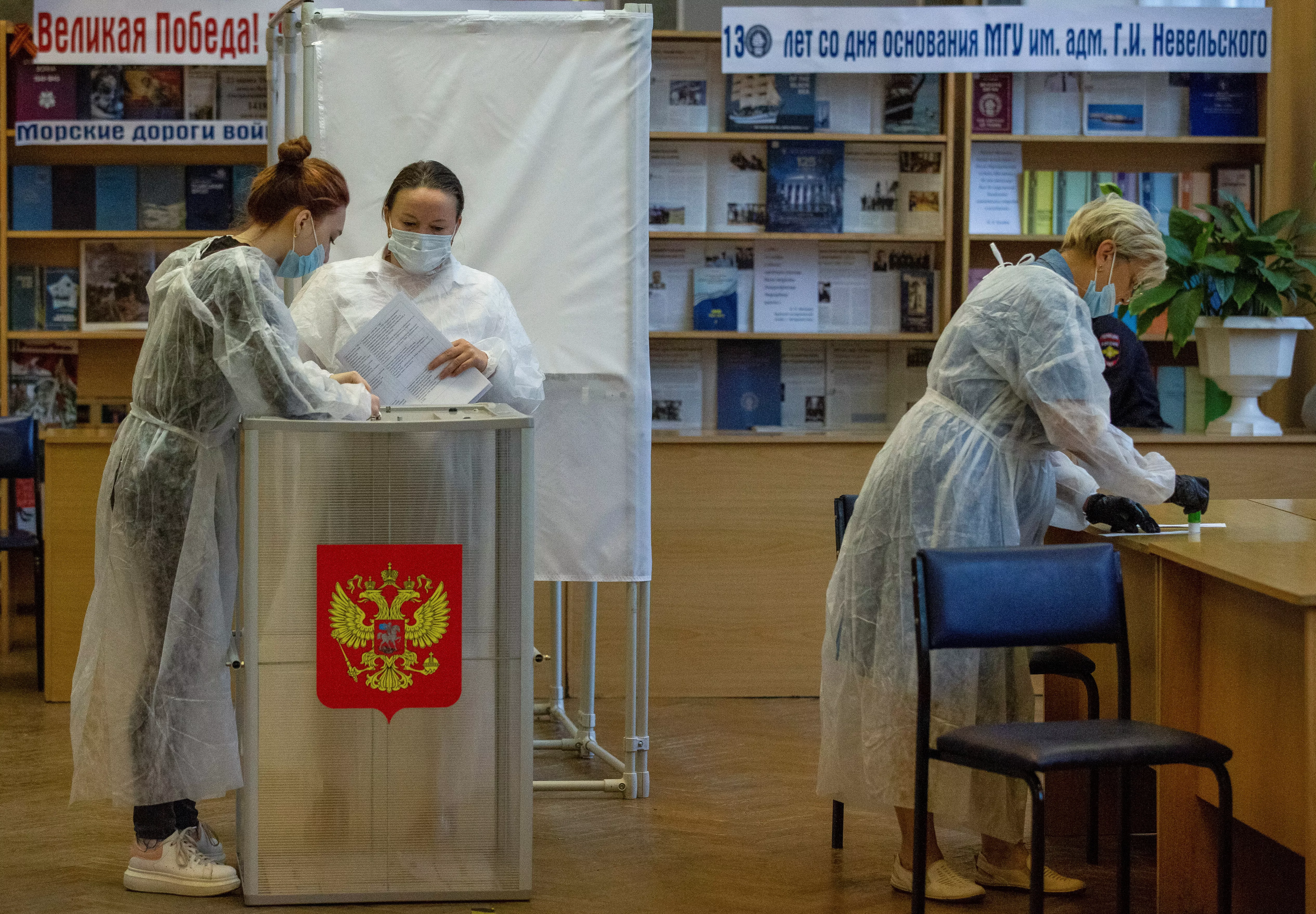 Перші дільниці для голосування відкрилися у Владивостоці / Фото Reuters