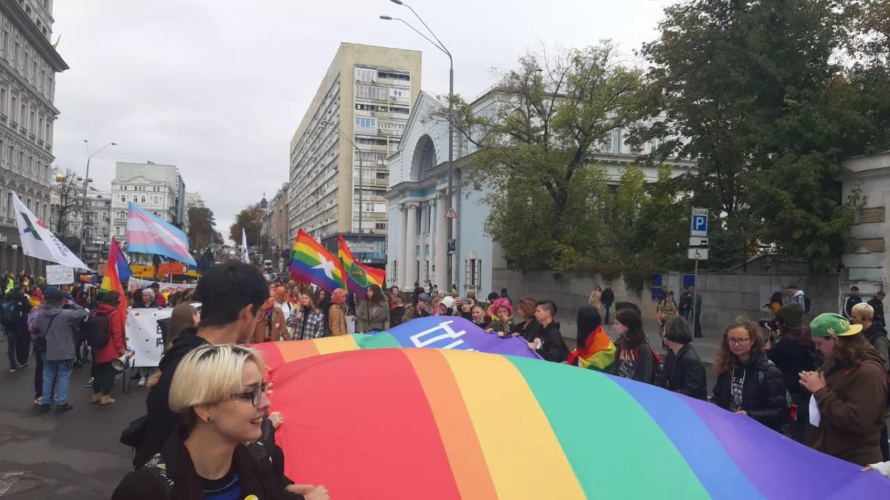 Во время марша развернули флаг ЛГБТ