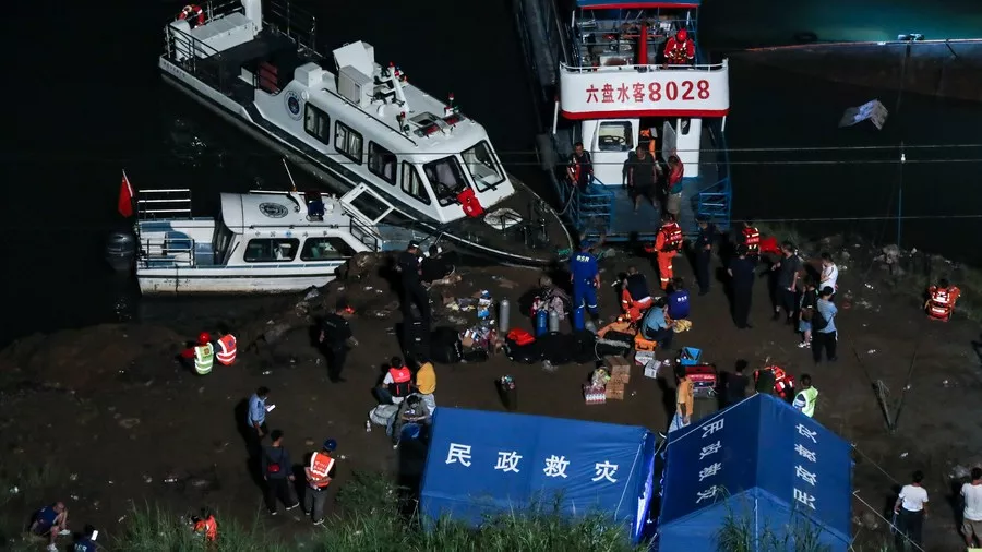 У Китаї потонуло пасажирське судно/Фото: China Xinhua News (Twitter)