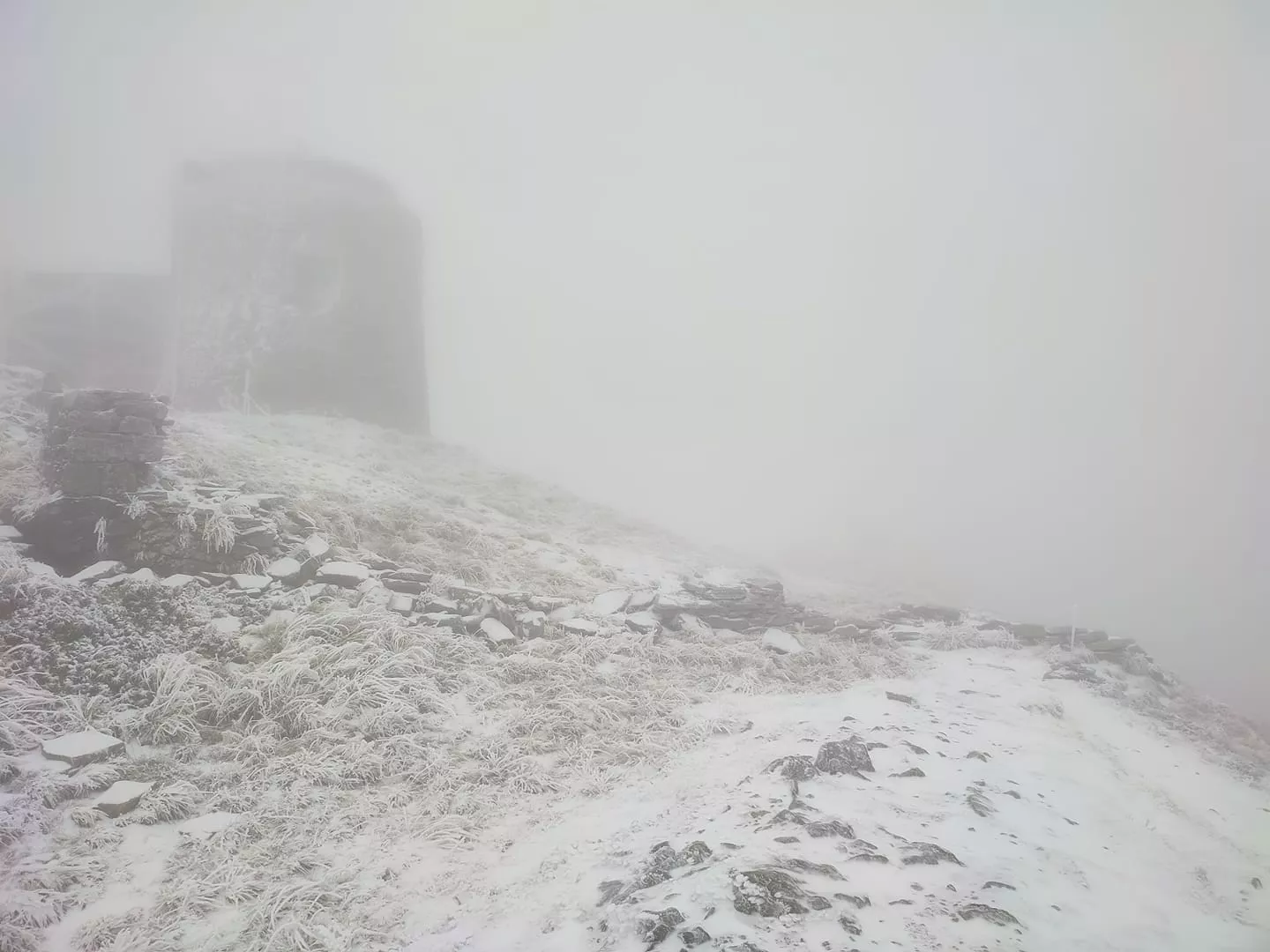 На горе Поп Иван Черногорский выпал снег. Фото: Черногорского горного поисково-спасательного поста.