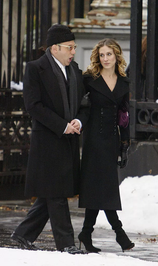 Актер Уилли Гарсон и Сара Джессика Паркер снимают сцену возле церкви Святого Марка в Ист-Виллидж, в Нью-Йорке (2003 год)