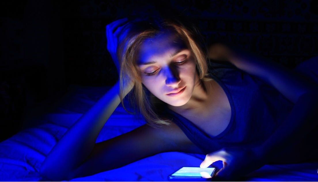 Використовуйте програми регулювання яскравості на смартфоні при настанні темряви
