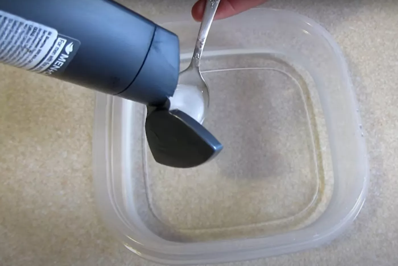 Як почистити гребінець. Фото: скріншот з YouTube / Поради для будинку 