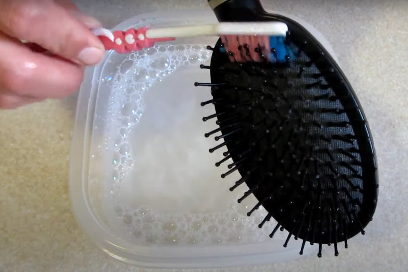Як почистити гребінець. Фото: скріншот з YouTube / Поради для будинку 