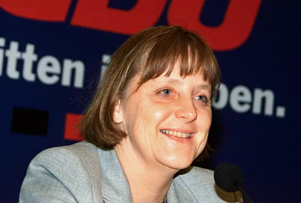 Фирменная причёска Меркель ещё с 90-х годов / Фото: Reinhard Krause / Reuters