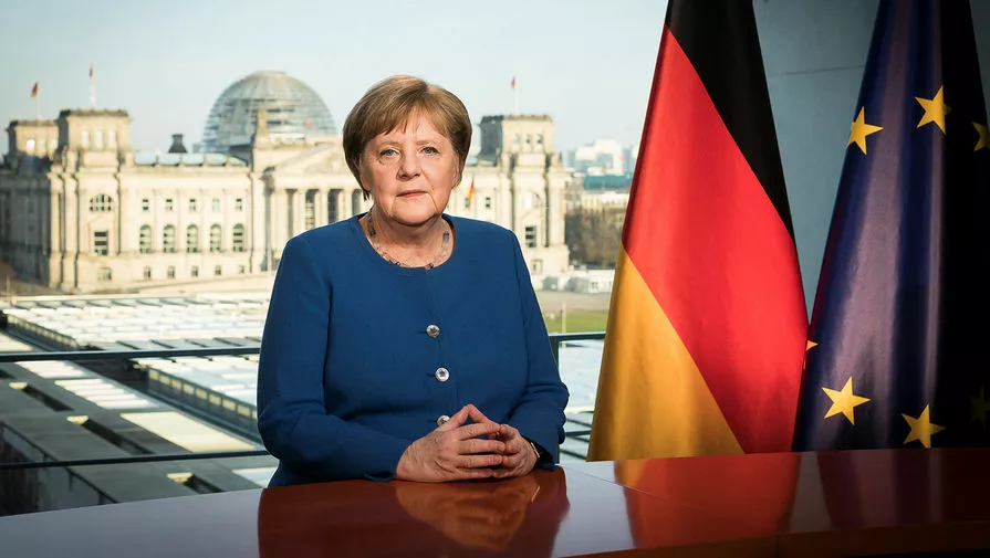 Канцлер ФРГ Ангела Меркель в фирменном жакете  / Фото Steffen Kugler/Reuters