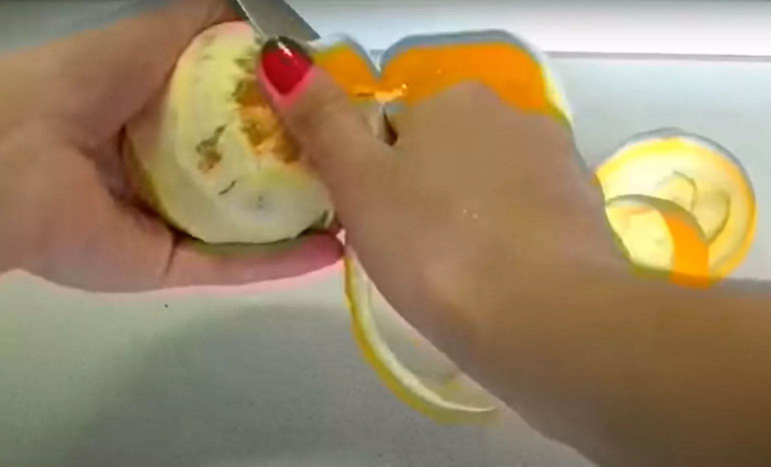 Як почистити апельсин / Фото: скріншот з YouTube / Кращі Рецепти 