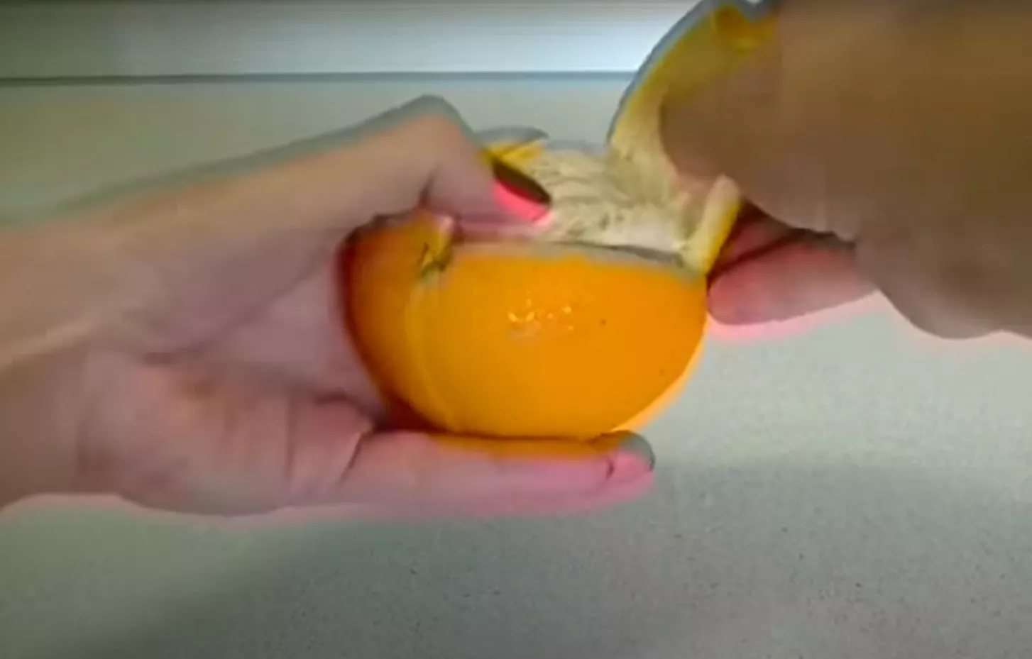 Як почистити апельсин / Фото: скріншот з YouTube / Кращі Рецепти 