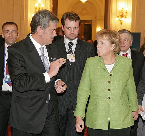 На саммите НАТО в Бухаресте между Ющенко и Меркель состоялся короткий диалог