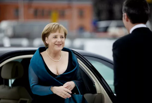 Прем'єр-міністр Норвегії Йенс Столтенберг (праворуч) вітає канцлера Німеччини Ангелу Меркель 12 квітня 2008 року в новій будівлі опери в Осло