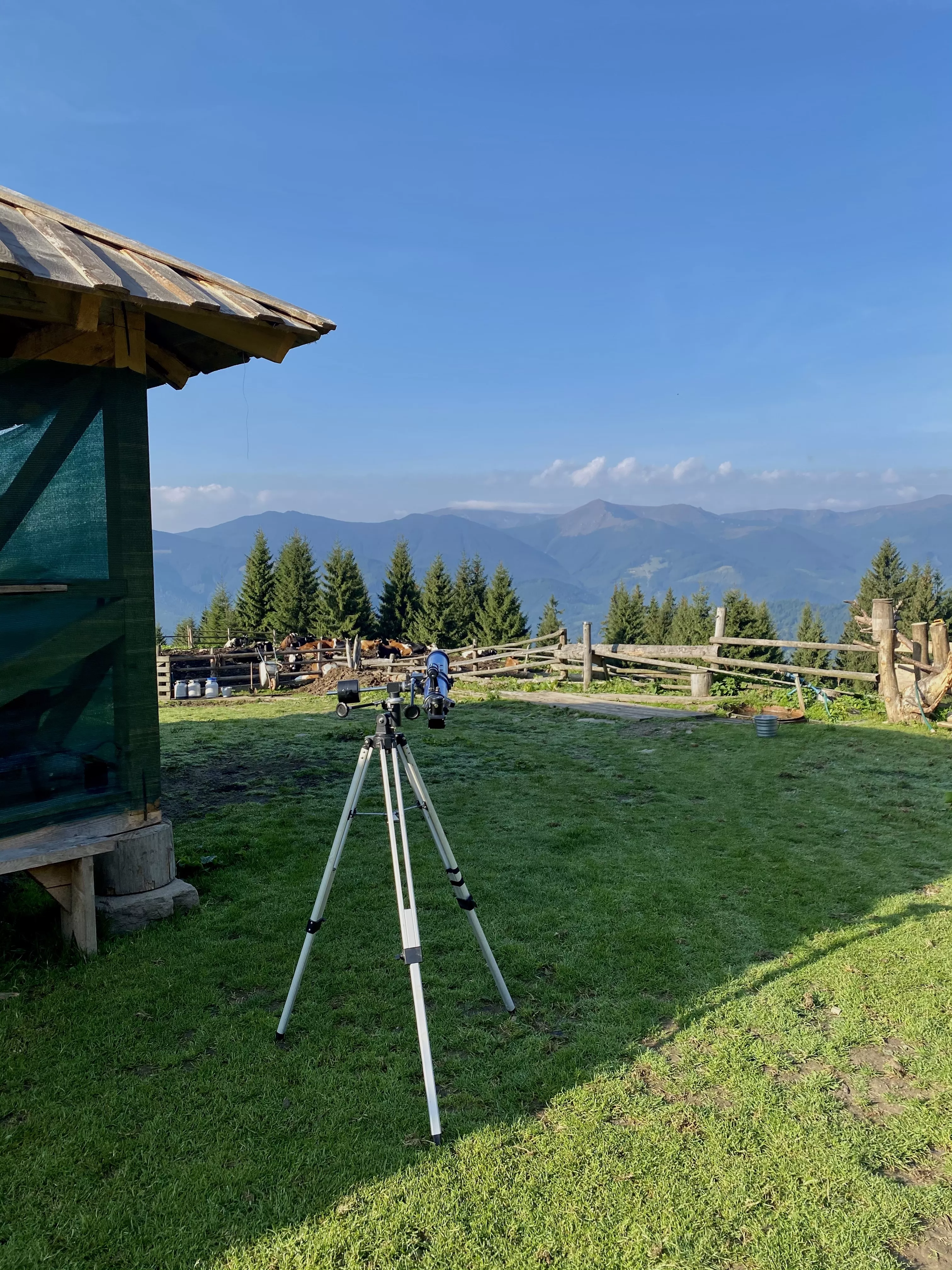 Туристи на Кринті досліджують гори через телескоп