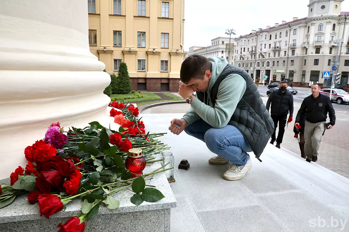 К зданию КГБ в Минске приносят цветы и лампадки. Фото: "Беларусь сегодня"