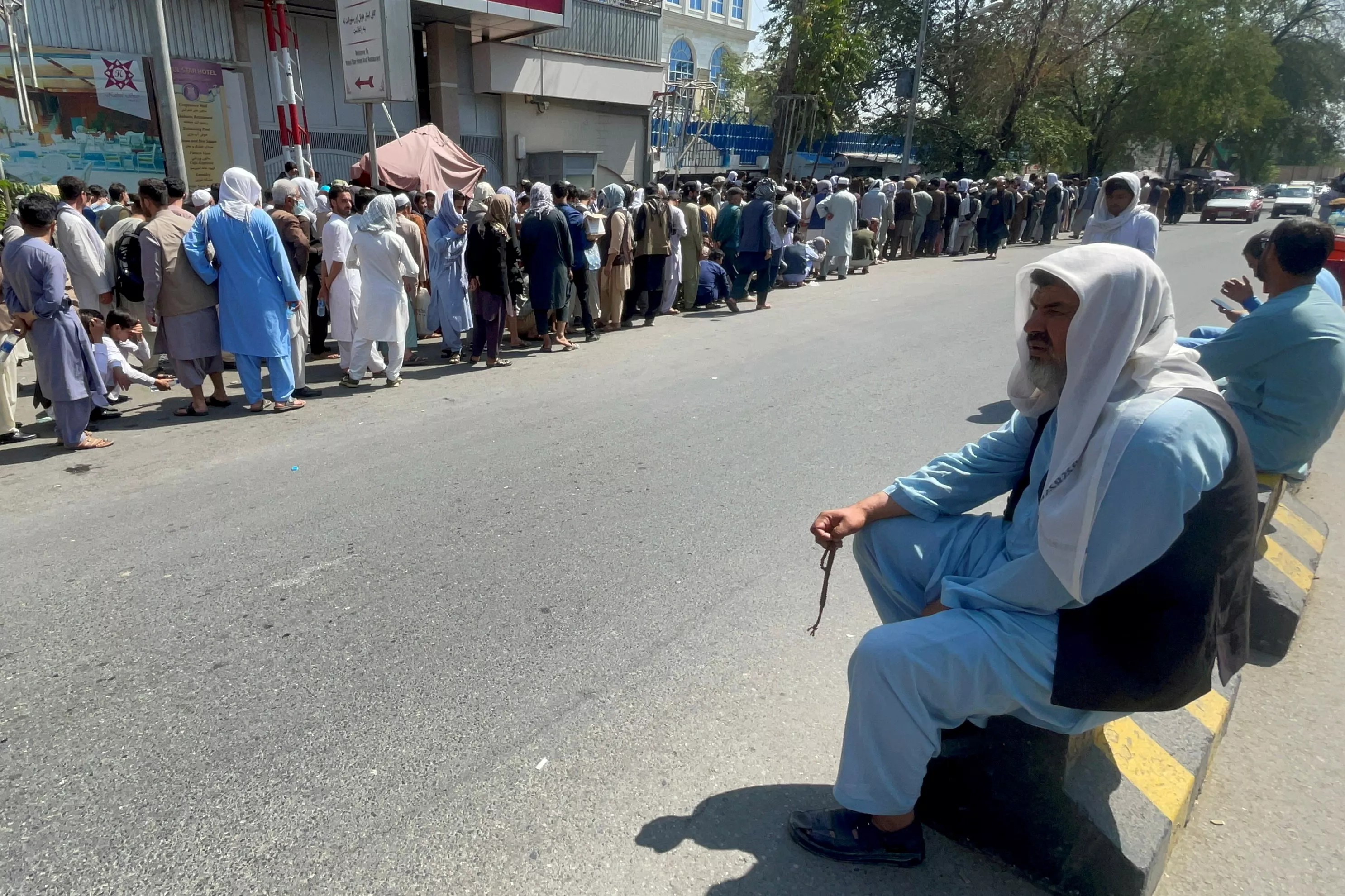 Черги в банки країни, звідки афганці намагаються забрати свої гроші / Фото Reuters