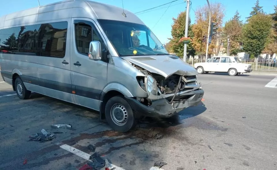 Автомобиль Mercedes-Benz Sprinter после столкновения/Фото: Полиция Киевской области