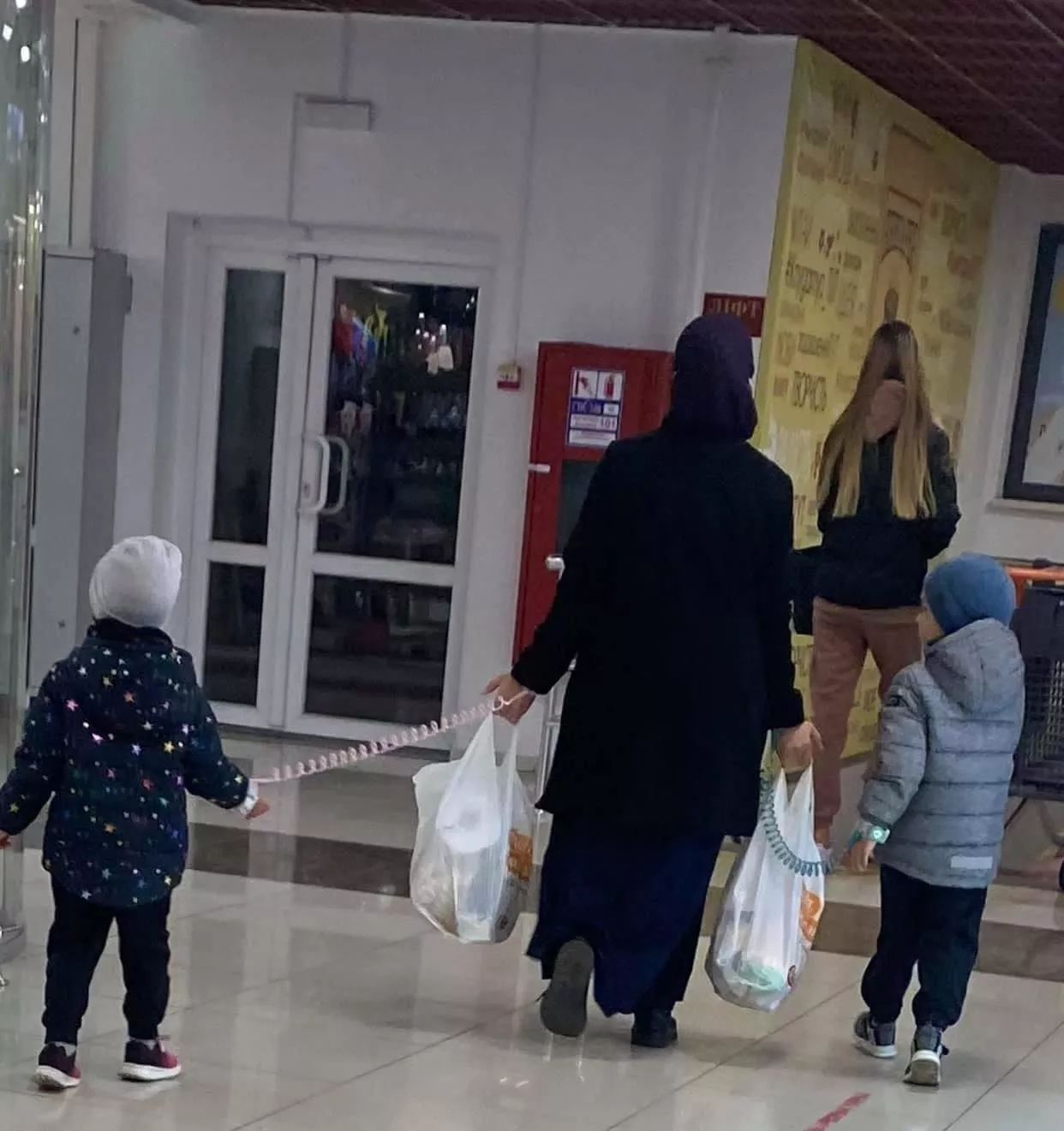 У Вінниці мама тримала дітей на повідку. Фото: Facebook-група 