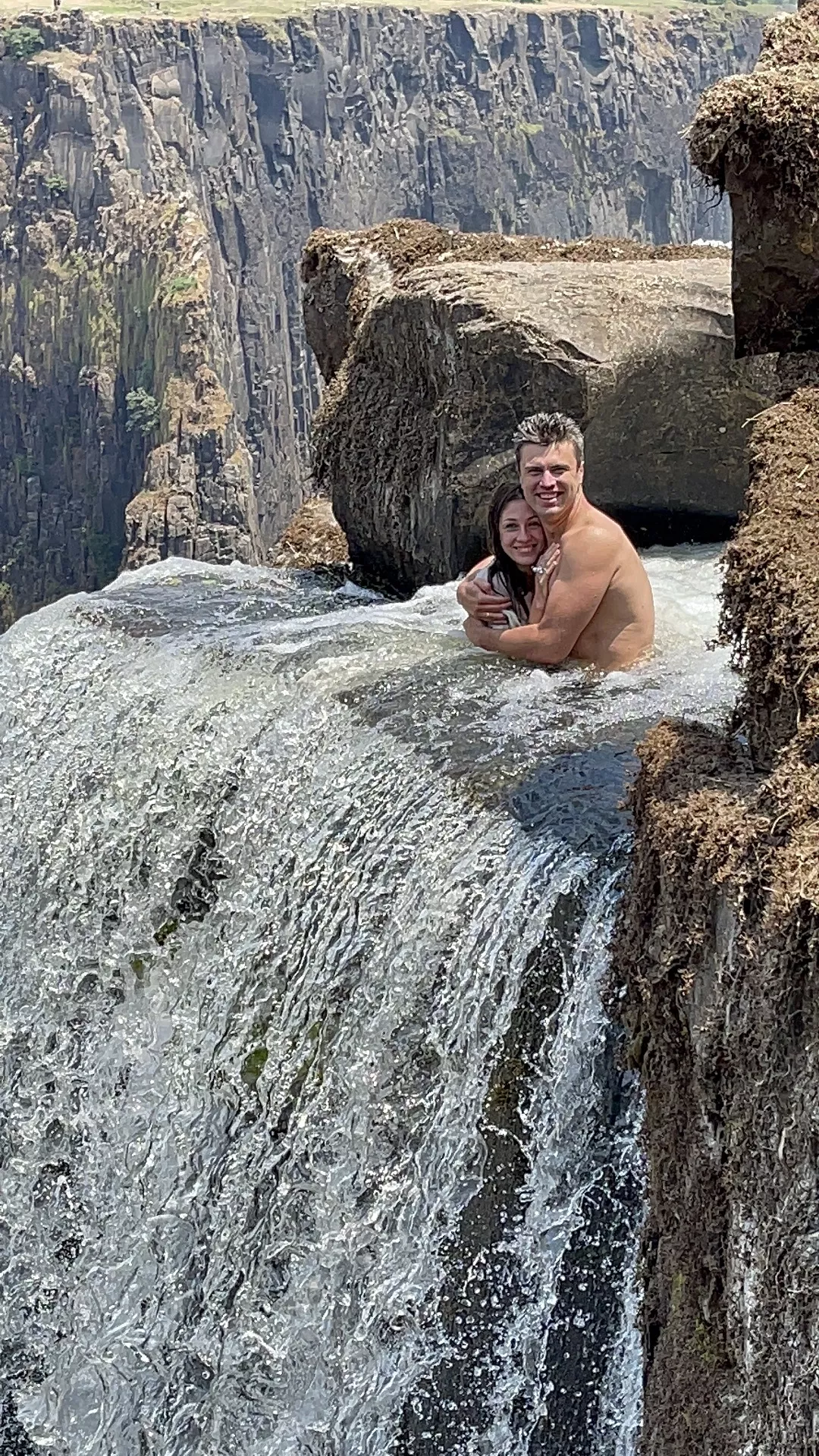 Евгений Хмара с супругой Дарьей Ковтун возле водопада "Виктория"