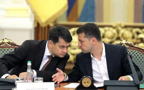 В октябре 2020 года между Разумковым и Зеленским произошел конфликт из-за Конституционного суда