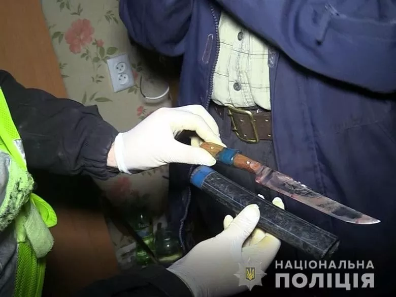 Нож, которым отец убил сына. Фото: полиция Киева.