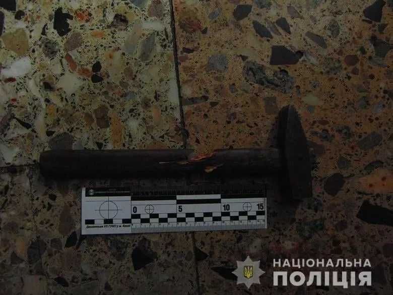 Молоток, которым избили мужчину. Фото: полиция Киева
