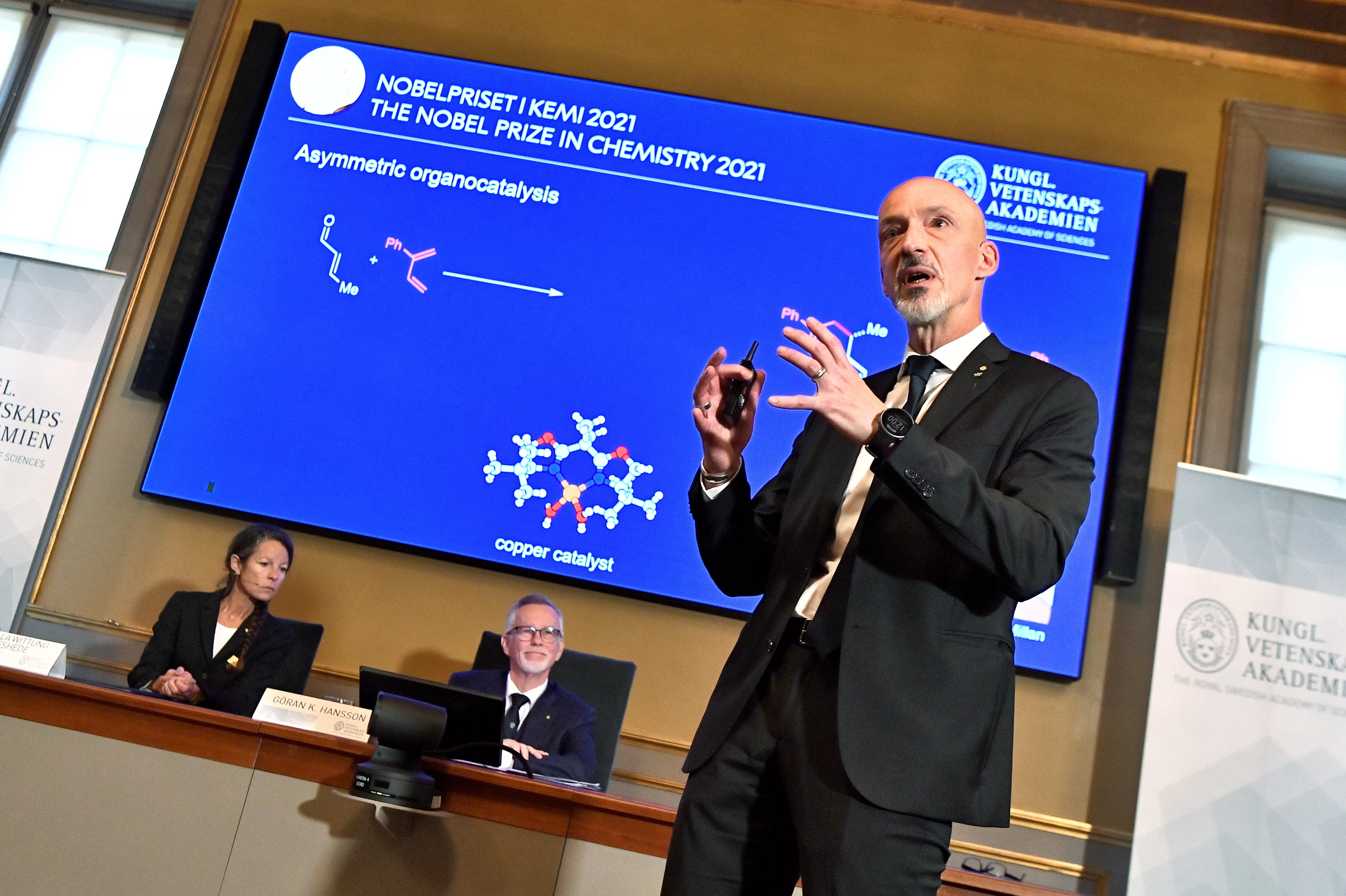 Во время объявления лауреатов по химии член Нобелевского комитета Питер Сомфаи попытался объяснить прорыв, который совершили Лист и Макмиллан / Фото Reuters