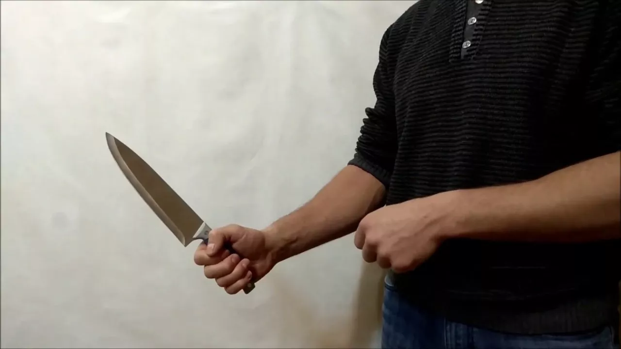 Мужчина перерезал себе горло кухонным ножом. Скриншот с YouTube