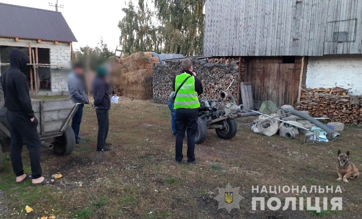 Поліція приїхала на обшуки додому до підлітка. Фото: ГУ НП України