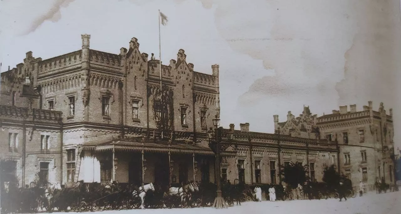 Вокзал в Киеве выглядел, как настоящий английский замок/Фото: Музей истории Киева